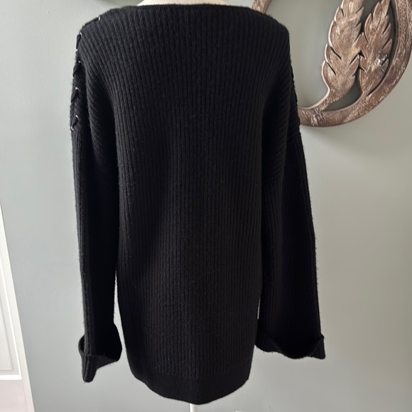 Neiman Marcus Black V-Neck Sweater. Size XL - Picture 6 of 8